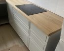 Натуральная столешница из ясеня для кухни с устойчивой к повреждениям поверхностью и стильным видом