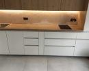 Столешница из ясеня для кухни в натуральном цвете с гладкой поверхностью и элегантным дизайном